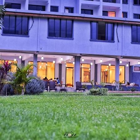 The Willis Hotel, Bomet Bagian luar foto