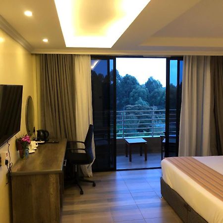 The Willis Hotel, Bomet Bagian luar foto
