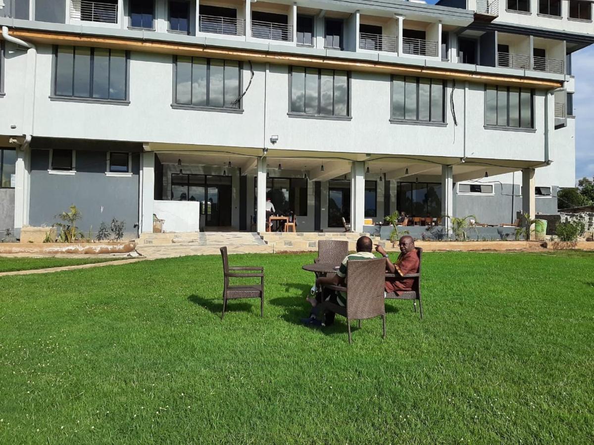 The Willis Hotel, Bomet Bagian luar foto