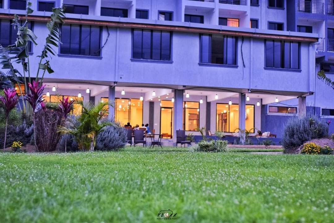 The Willis Hotel, Bomet Bagian luar foto