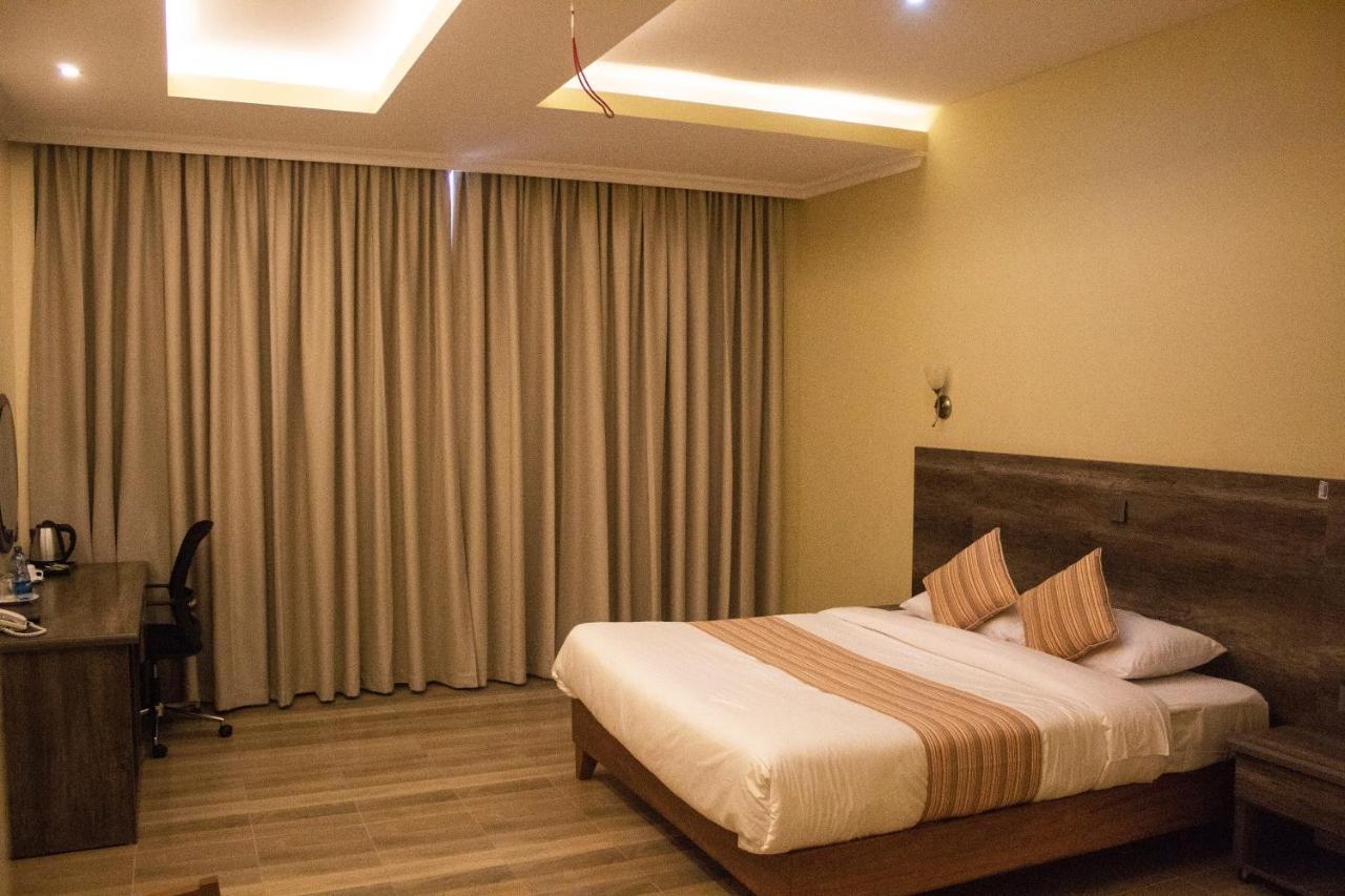 The Willis Hotel, Bomet Bagian luar foto