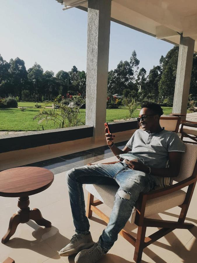 The Willis Hotel, Bomet Bagian luar foto