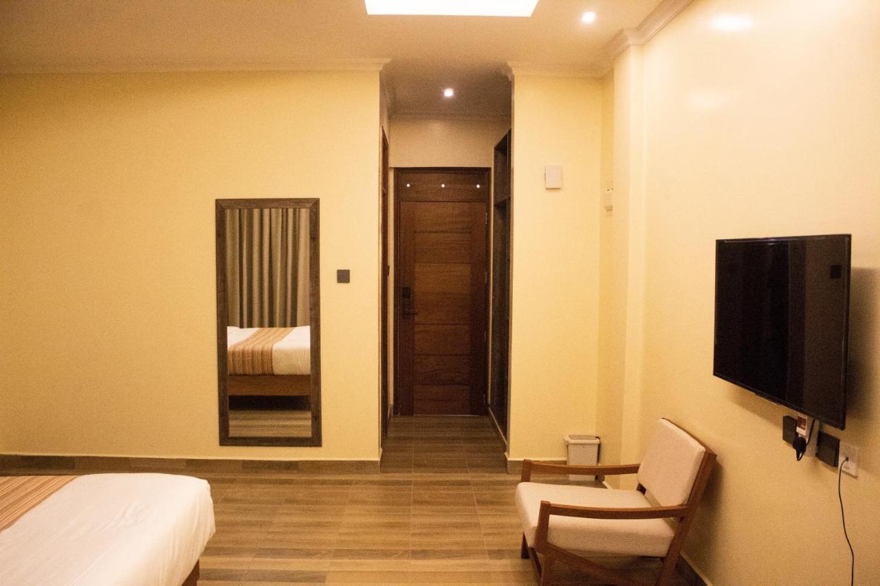 The Willis Hotel, Bomet Bagian luar foto