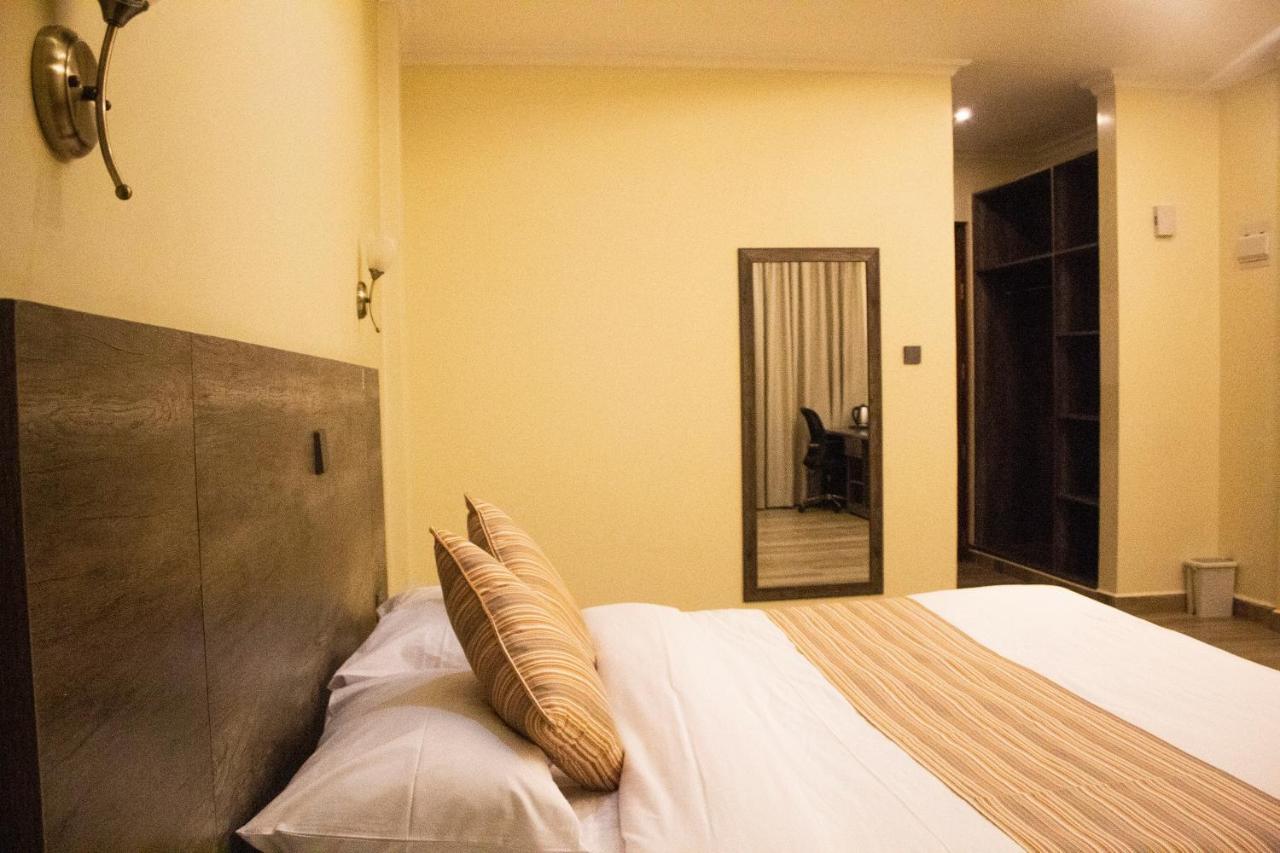 The Willis Hotel, Bomet Bagian luar foto