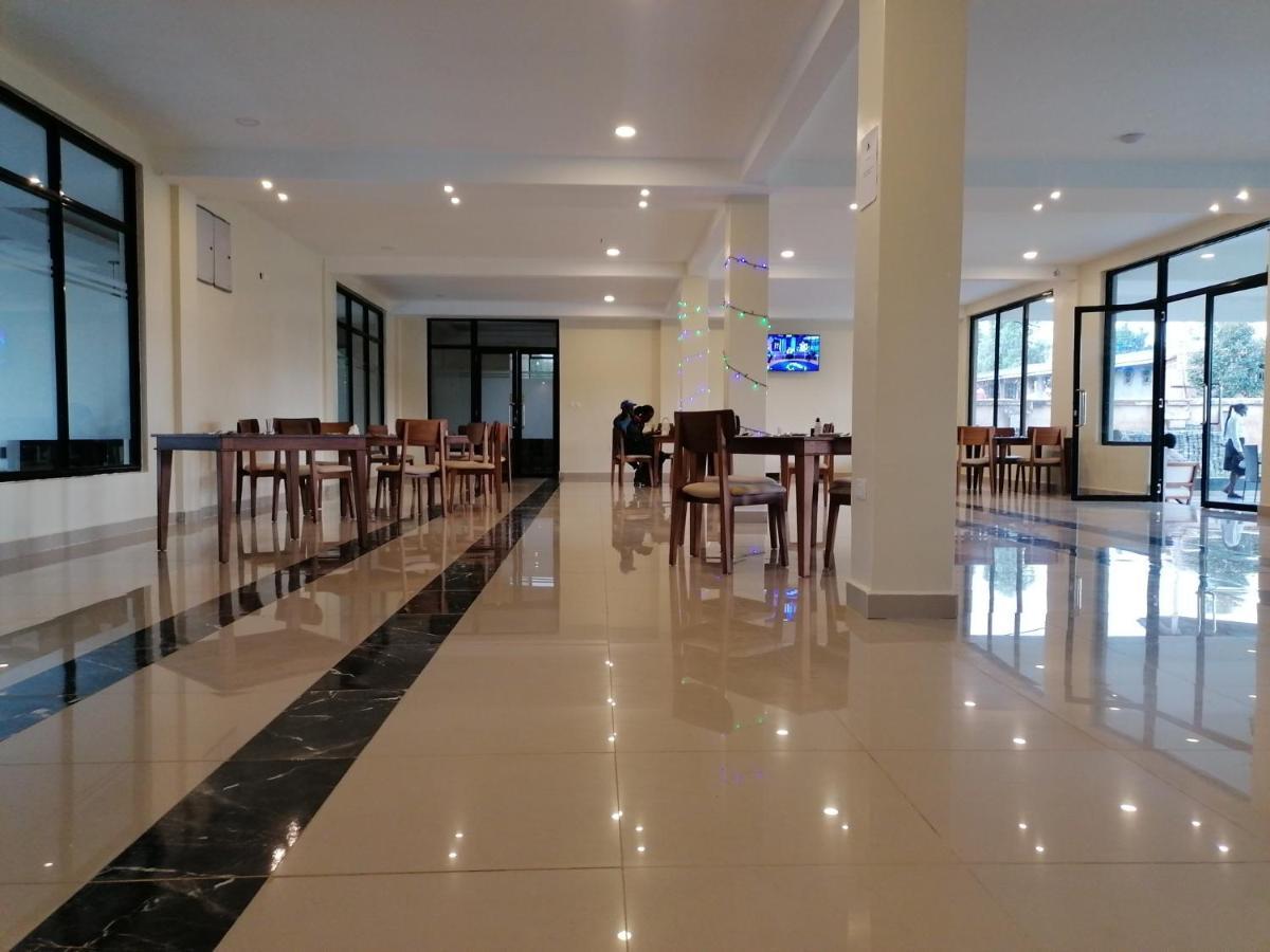 The Willis Hotel, Bomet Bagian luar foto