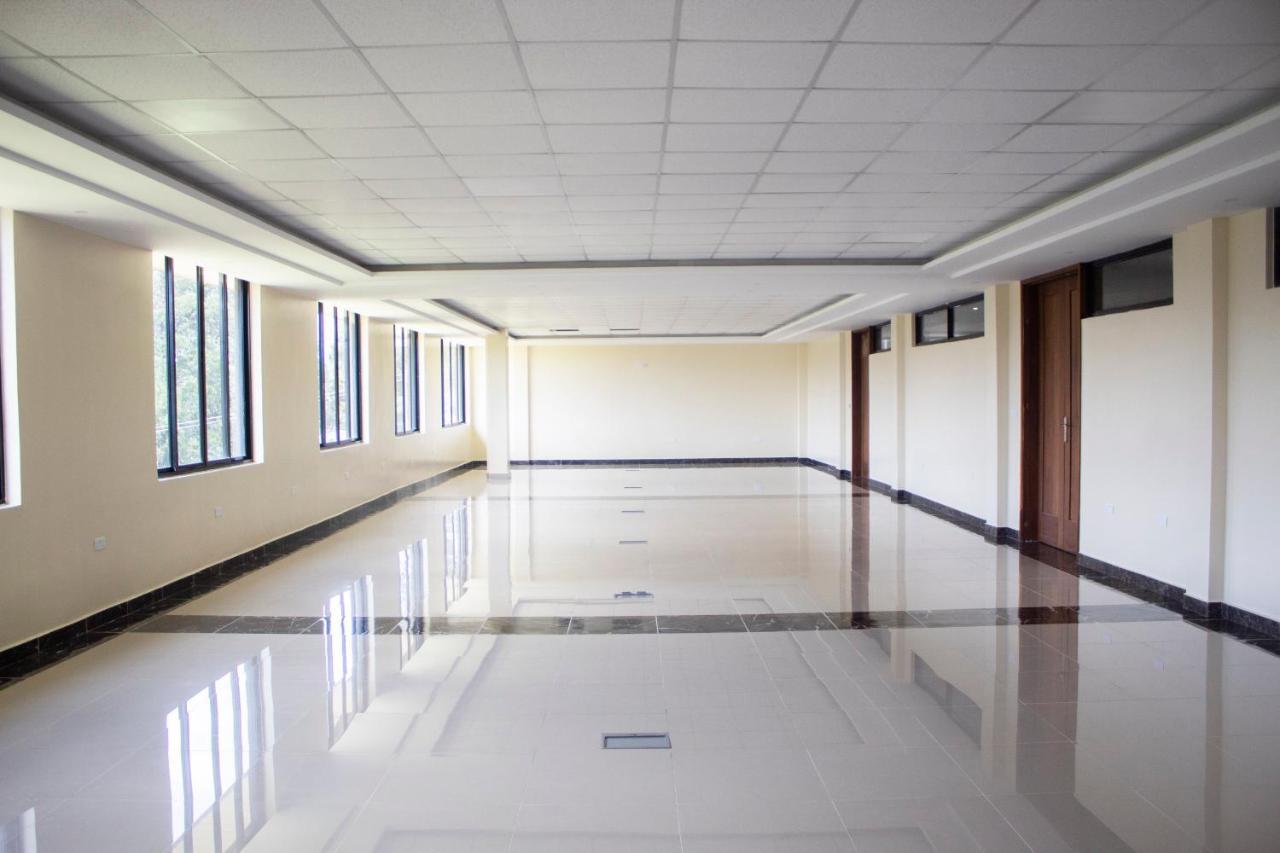 The Willis Hotel, Bomet Bagian luar foto