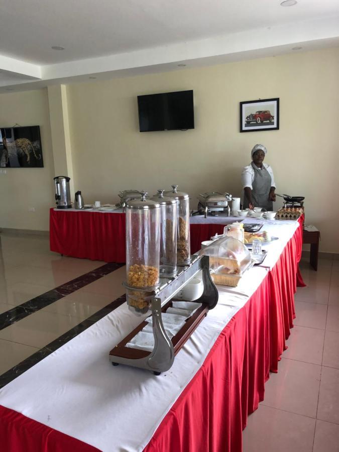 The Willis Hotel, Bomet Bagian luar foto