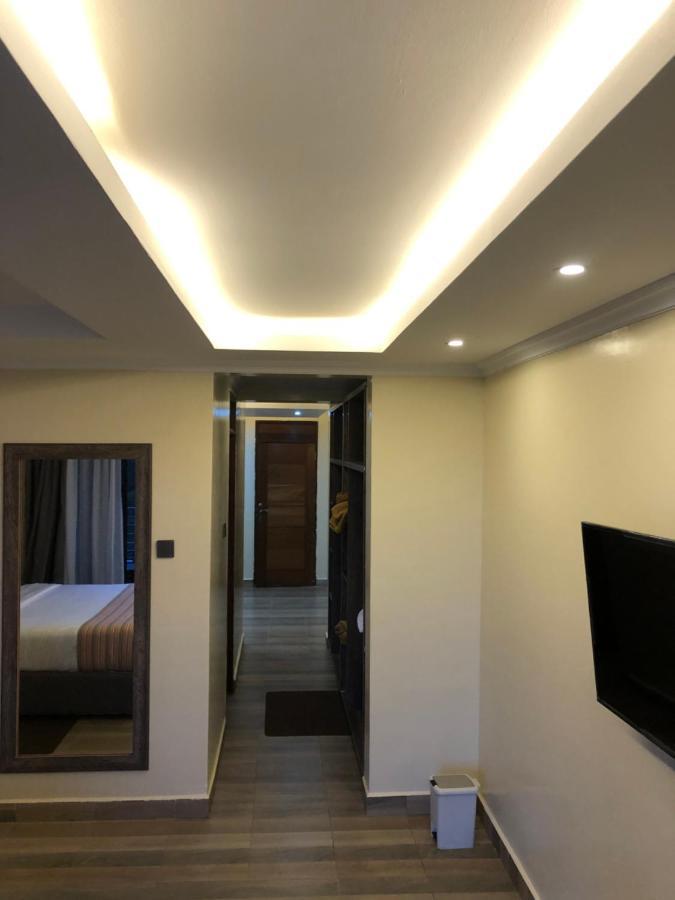 The Willis Hotel, Bomet Bagian luar foto