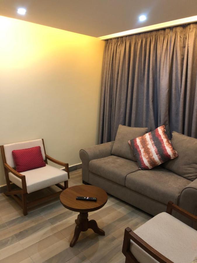 The Willis Hotel, Bomet Bagian luar foto